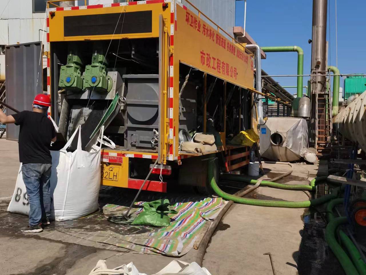 下冶镇淤泥压干处理