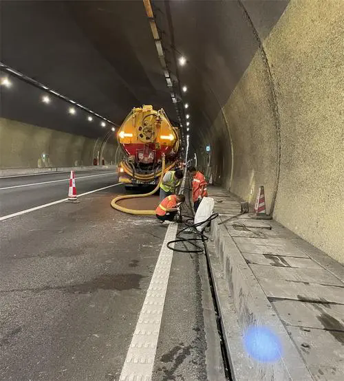 下冶镇隧道排水渠清淤