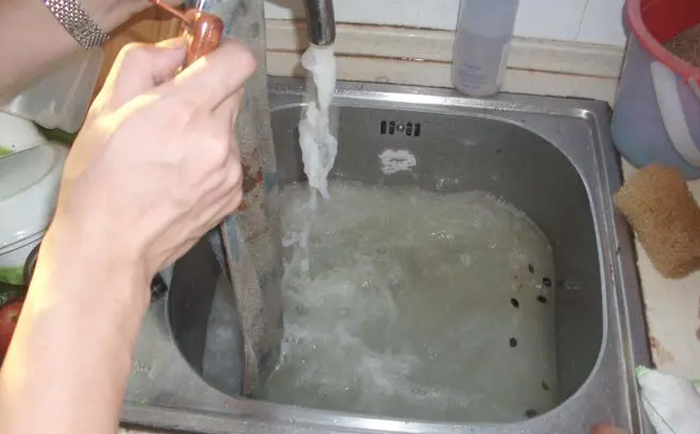 厨房洗菜盆积水不下水怎么办